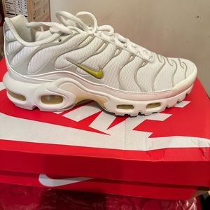 nike air max plus summit white/celery sail